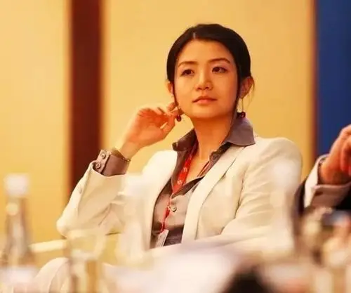 她是中国最美女富豪,追随马云9年至今未嫁,身价百亿豪车无数