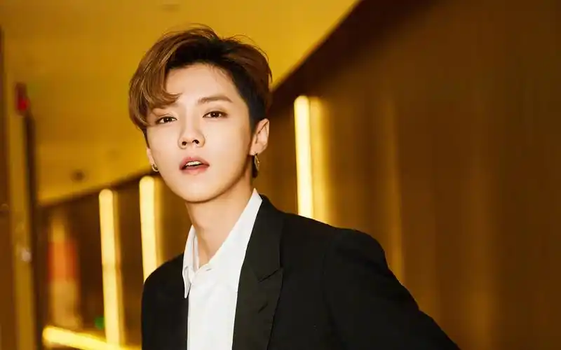 鹿晗西装帅气写真图片桌面壁纸