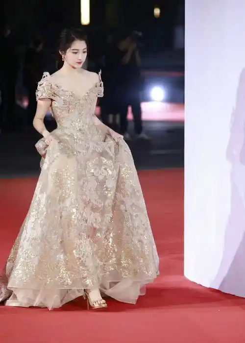 细数女星的elle风尚大典红毯造型,热巴女王礼服,杨紫仙气飘飘