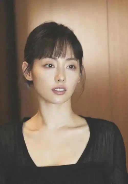 35岁张嘉倪靠脸再火一回!豪门阔太穿针织衫拍写真,嫩回少女颜