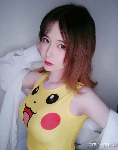 女装大佬轩墨宝宝承认隆胸穿上皮卡丘上衣不愧是最萌伪娘