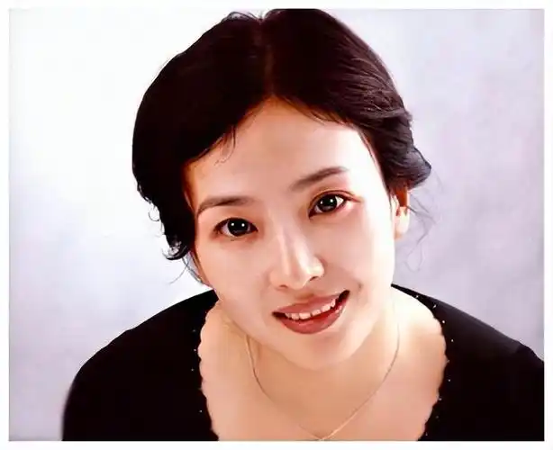 回顾刘亦菲母亲刘晓莉64岁两婚两离现是单身贵族比女儿美多了