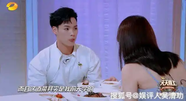 原创邓伦和董又霖罕见同台,董又霖和邓伦握手时,像牵着女孩的手