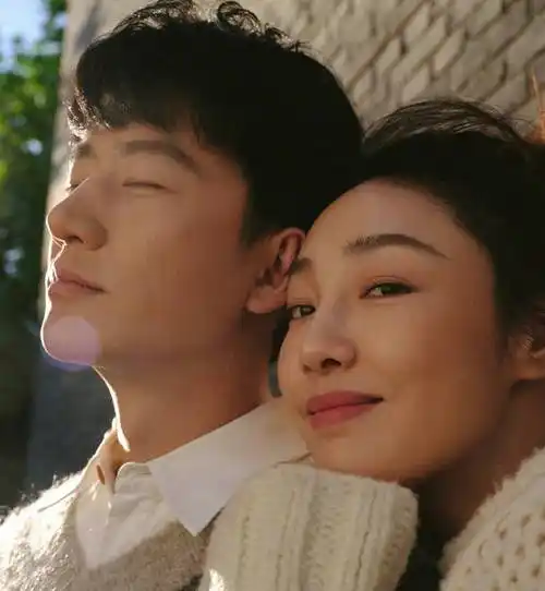 原创黄轩携女友和黄景瑜聚餐全程拉手搂肩好恩爱女方颜值不输明星