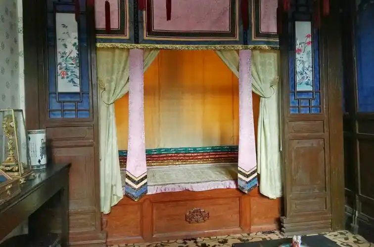 烟波致爽大殿二侧布有弯曲的回廊通往东西垮院,东院住慈安皇后,西院住