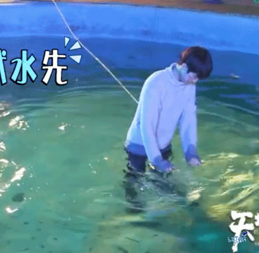 王俊凯拍戏湿身诱惑 在水里胸肌若隐若现