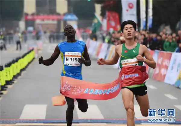 2018韶山红色国际马拉松赛鸣枪开跑,中国选手最后一米以0.