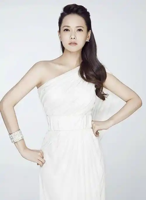 有种"怕老公"叫伊能静,穿迷你裙不得不加层纱,意外变得很前卫_形象