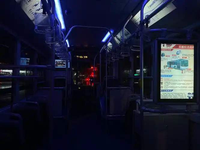 雨天 公交 夜晚