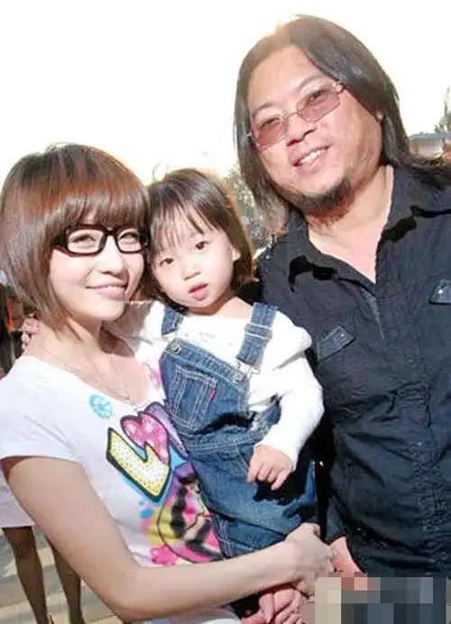 他的第一任妻子沈欢,两人仅认识不到一个星期,高晓松便求婚成功,领证