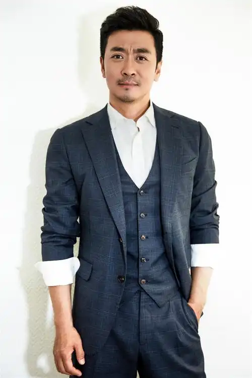 黄俊鹏最新写真曝光 冷峻从容霸气十足