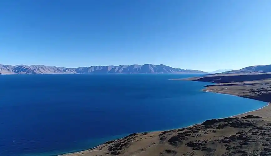 当惹雍错是深蓝色的,矿物质和微量元素丰富.