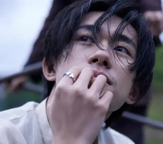 易烊千玺留起胡子太有男人味了狂野慵懒却不俗气