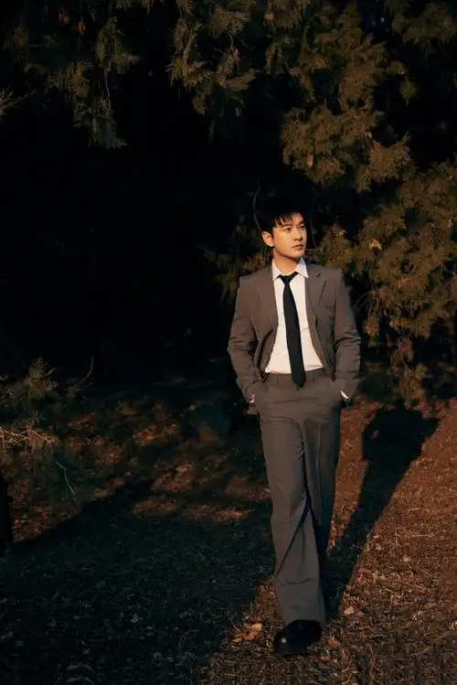 黄晓明超话灰调西装,尽显雅绅风范.沐光而行,静待盛会开启.