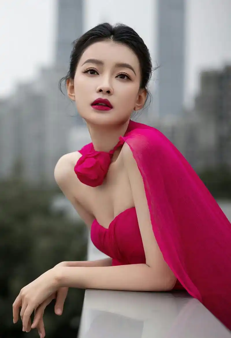 孙怡这身红衣穿搭简直绝了,美如仙女!