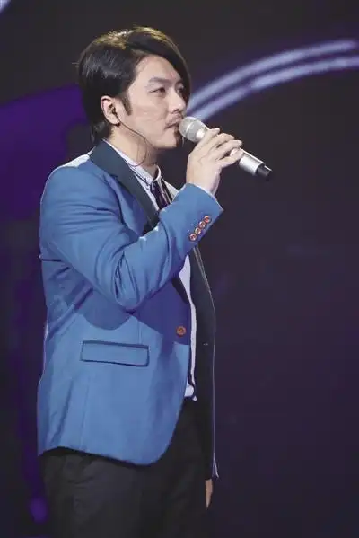 一度爆肥 现在他也要通过唱歌比赛再次翻红   新加坡歌手阿杜刚出道就