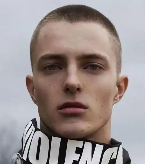 也有很多男生想挑战圆寸造型,浑身散发着荷尔蒙