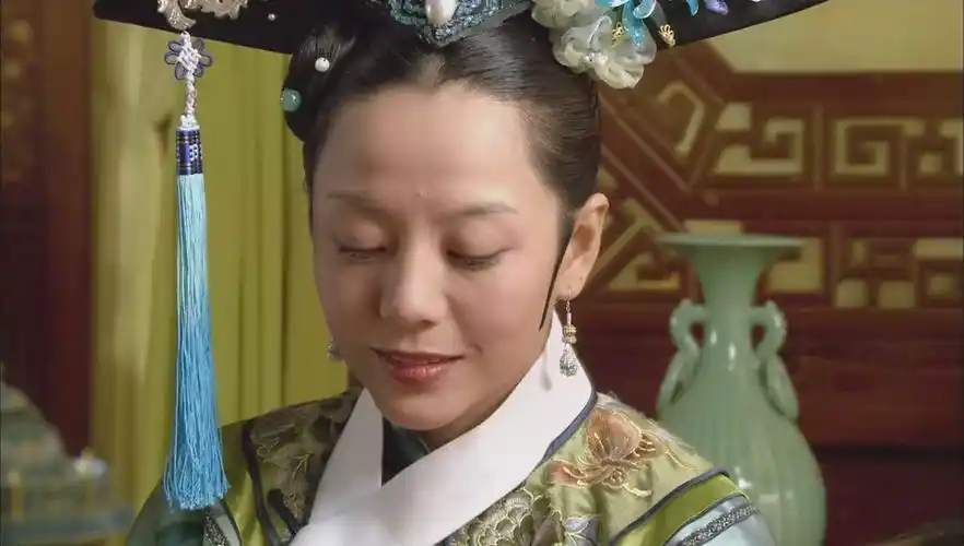 敬妃这个小动作,看得出她有多排斥甄嬛