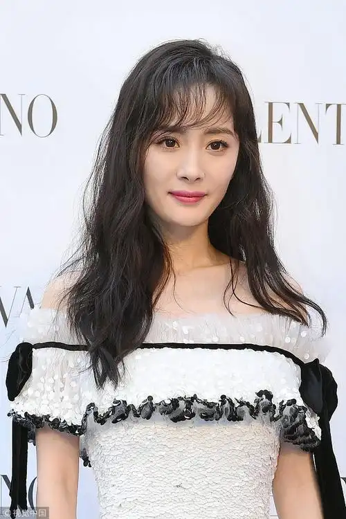 杨幂空气刘海少女范儿十足 秀细长美腿装扮清纯