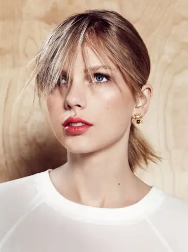 taylor swift - the cover girl for the november issue of harpers