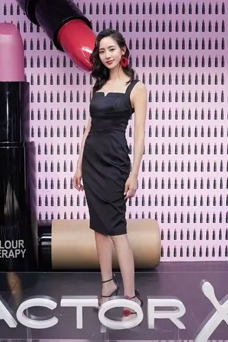 张钧甯少见的性感吊带裙亮相!红唇配波浪卷发,连未修图都这么美