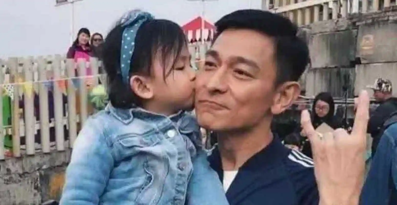 刘德华女儿出生豪掷5亿,房产全在她名下,还有10个保镖护卫女儿.