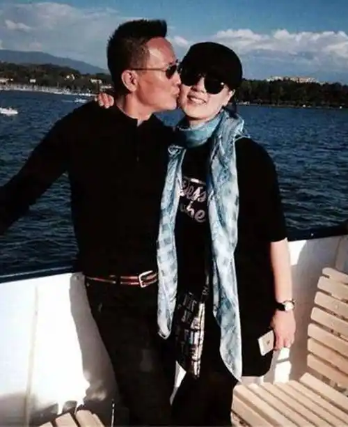 62岁爆红,戏外娶张萍为妻,恩爱至今零绯闻_父亲_王劲松_妻子