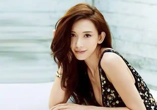 49岁林志玲近照曝光穿露腰装秀辣妈身材状态满满美貌不输以前