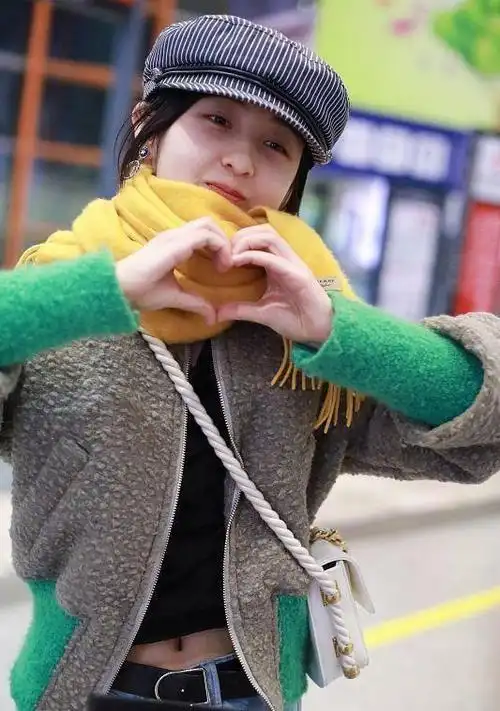 张子枫还保持着小女孩身材毛肚外套看着挺厚却挡不住身形