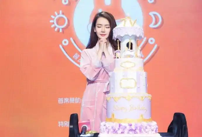 戚薇生日会性感气质现场照片[2/9]_明星_美桌网