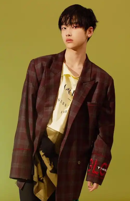 舞台上的形象形成强烈反差,"北鼻3"中展露给大家的是他纯真可爱的一面