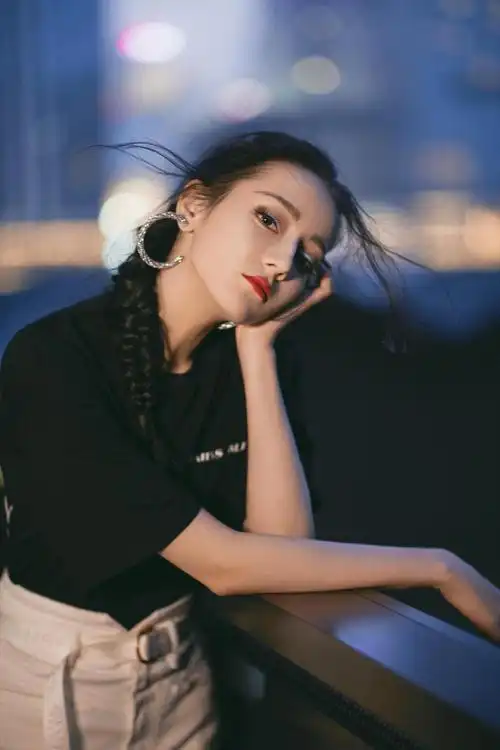 迪丽热巴时尚酷飒写真