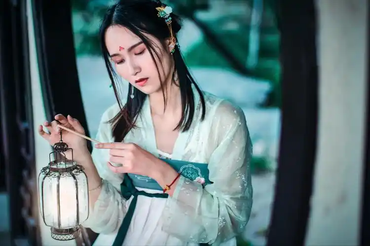 古风提灯美女清纯写真明星图片