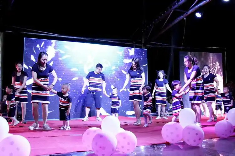 陪伴是最长情的告白,托班宝妈们和宝贝们带来了亲子舞蹈《妈妈宝贝》