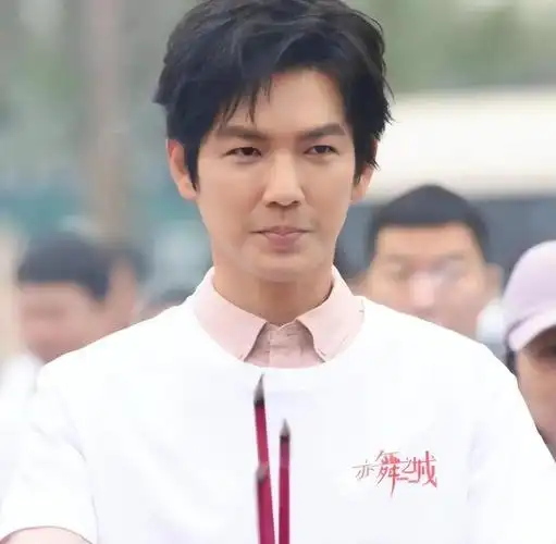 躲过了肖战却被49岁的钟汉良惊艳到了这牺牲也太大了