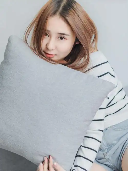 漂亮素颜美女热裤美腿性感居家诱惑写真