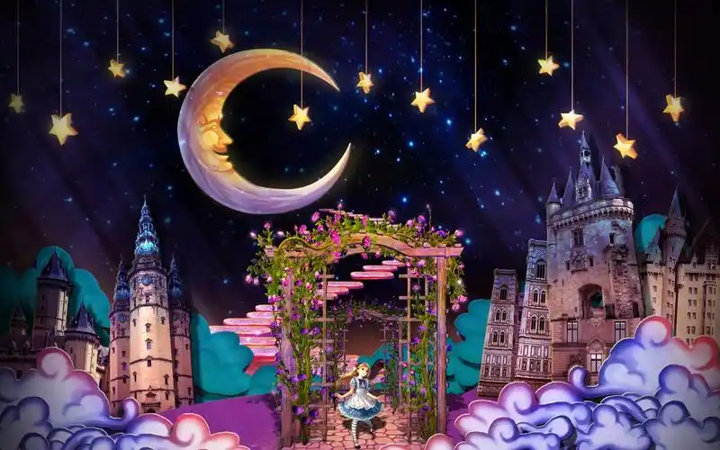 《爱丽丝梦游仙境》这部儿童剧呈现了如梦如幻的童话场景,让小朋友和