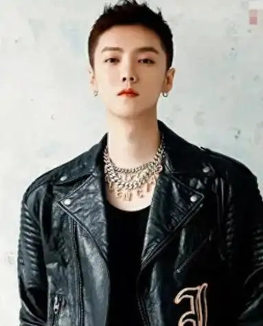 鹿晗惊艳亮相gucci大秀!突破自我换发型,寸头尽显时尚态度!