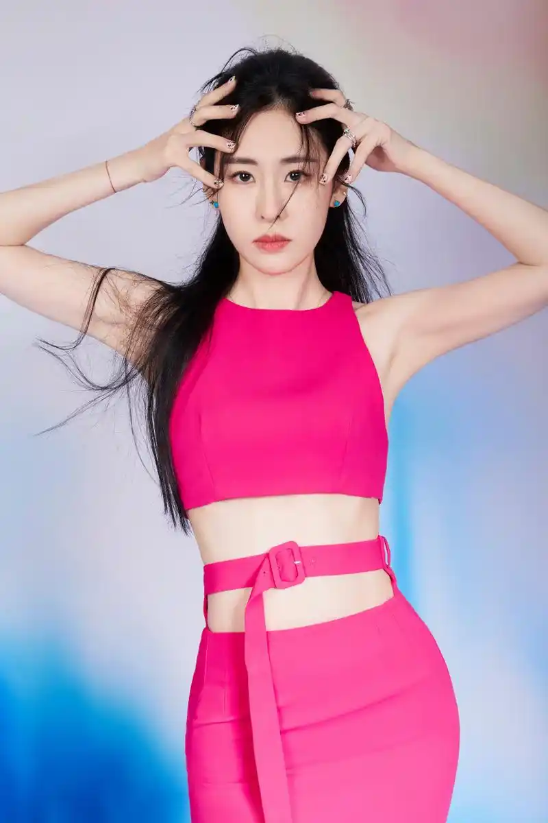 娱乐# #时尚# #明星娱乐热点# 张碧晨的时尚写真,色彩拼接,活力四 !!