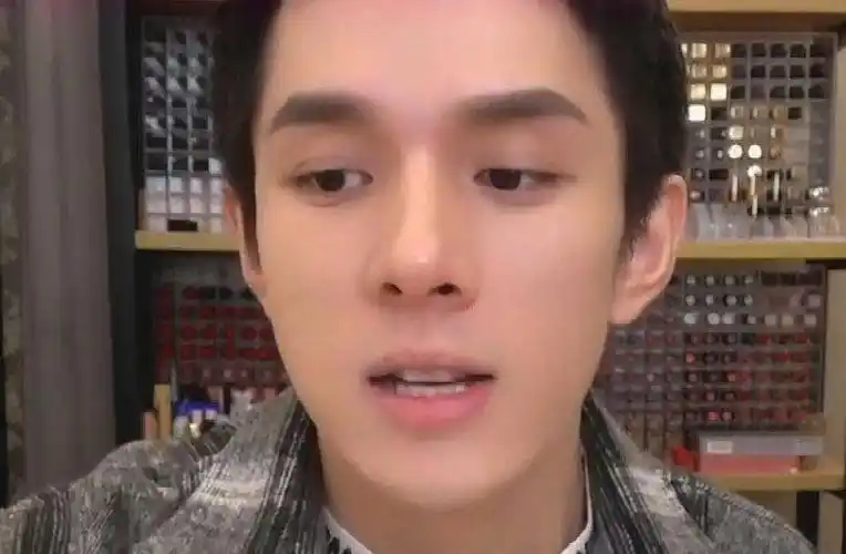 李佳琦下播忘关直播,私下的一面被曝光,难怪他这么招人喜欢