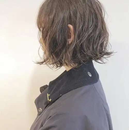 齐下巴短发烫发发尾小卷