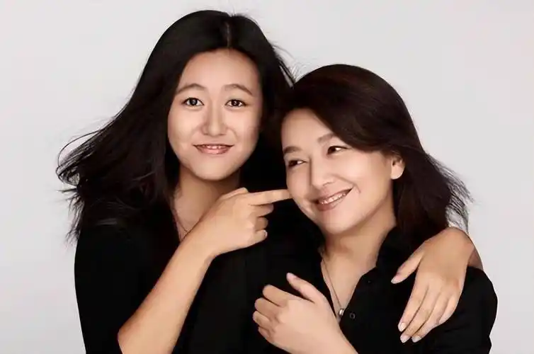 曾萍与田小洁,两人曾是圈内的模范夫妻,但随着时间的推移,聚少离多