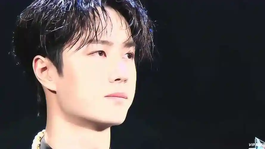 也算无悔  晚安《熹微》/@uniq-王一博  星光大赏:王一博一曲《熹微》