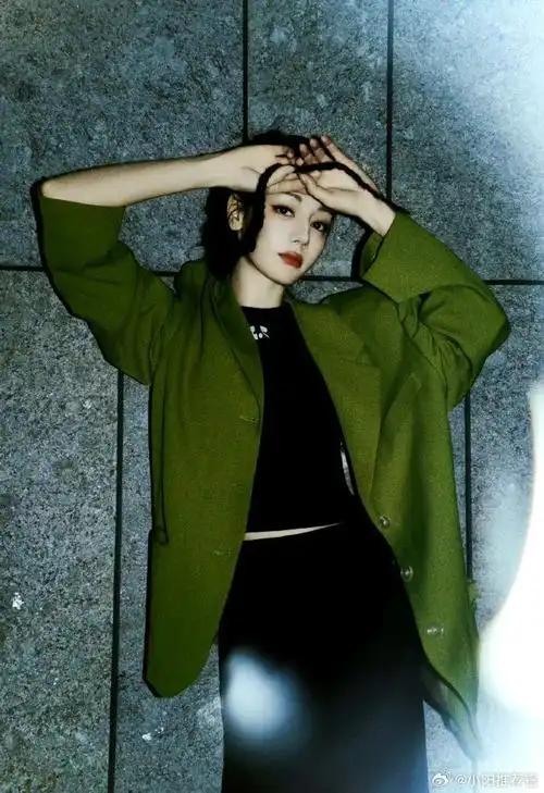 夏天绿西装#迪丽热巴最新plog来啦~夏天的夜色和绿色夏日氛围感拉满