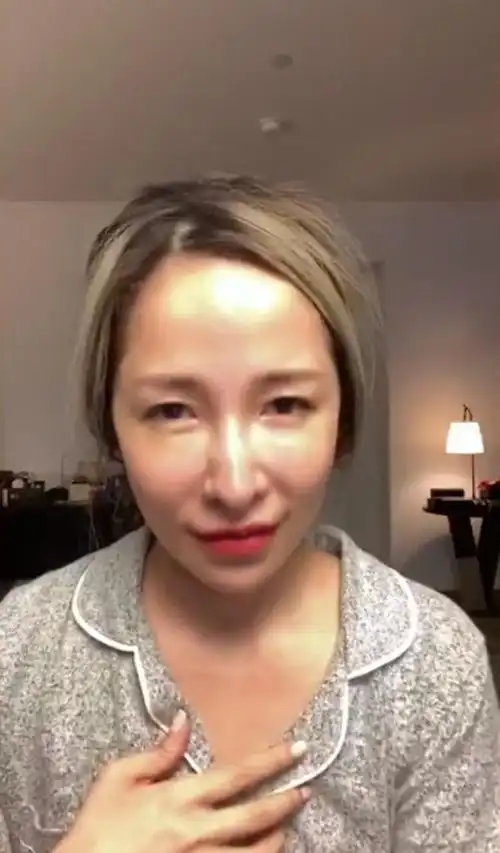 萧亚轩素颜直播捏鼻子下巴力证没整容只承认动过一个地方