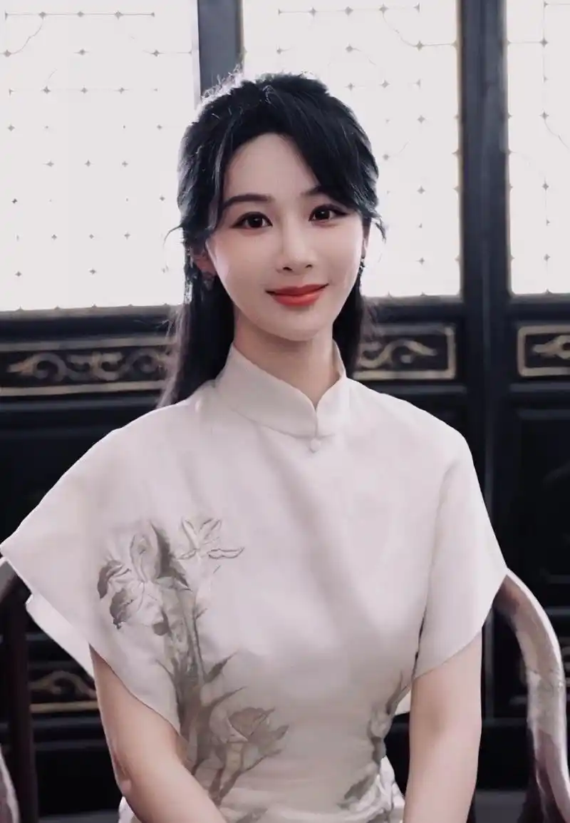 杨紫的旗袍造型好大家闺秀, 感觉近几年最美的一个造型了