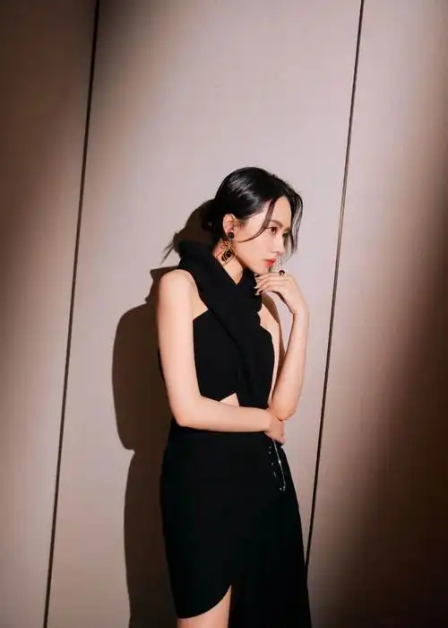 刘惜君拍摄的时尚写真大片,身穿一袭黑色抹胸高开叉长裙 –第 7 页–