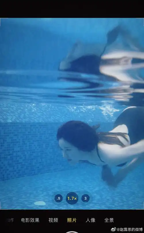 组图:赵露思晒度假九宫格 游泳健身秀好身材