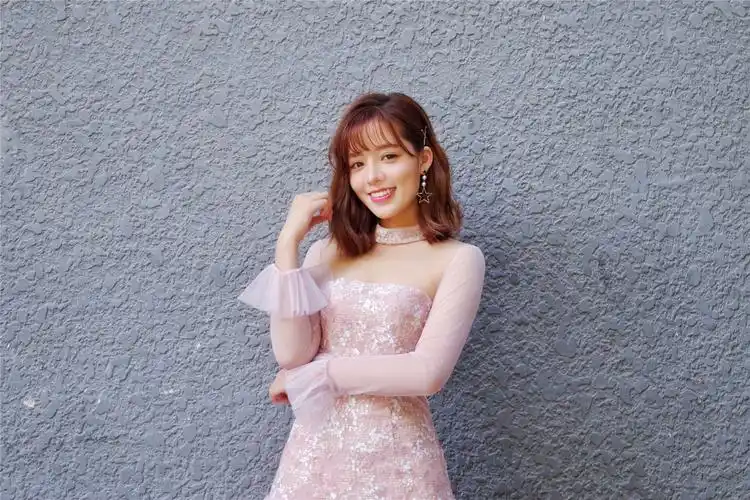 董芷依现身央视节目录制 清新可人亮片裙尽显活力