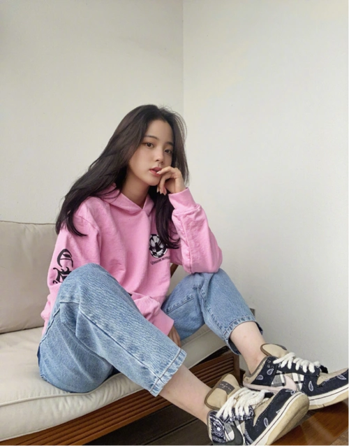 欧阳娜娜粉色卫衣配牛仔裤,一头长发温柔到骨子里 明星搭配 第4张